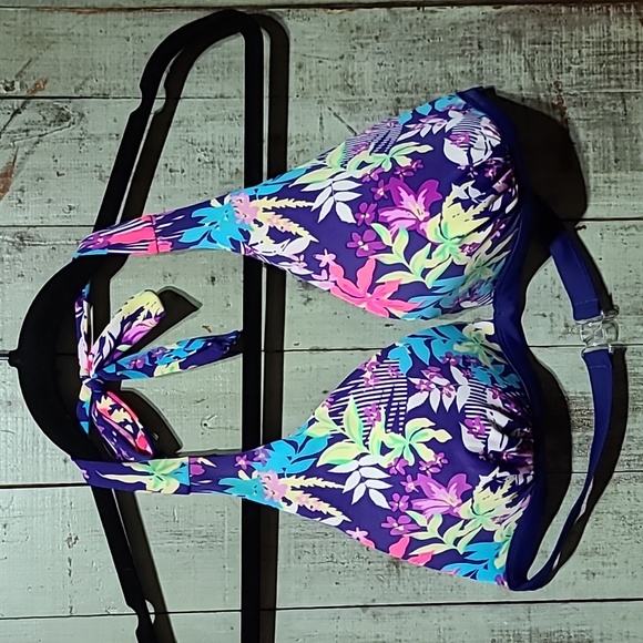 Christin Michael's two piece swimsuit - Picture 8 of 13